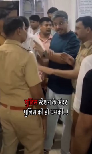 ‘आवाज़ नीचे रखो, हाथ ऊपर किया तो बताऊंगा..’ एनसीपी शरद पवार गुट के नेता रोहित पवार कल रात पुलिस स्टेशन में पीएसआई रैंक के अधिकारी पर चिल्लाते और धमकाते नज़र आए..