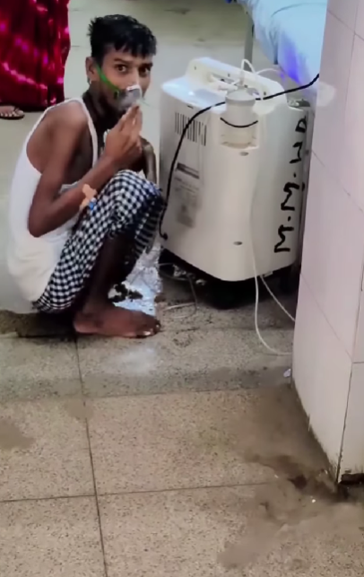 आज़मगढ़ अस्पताल में मरीज खुद ले रहा ऑक्सीजन — सिस्टम फेल या संवेदनहीनता?