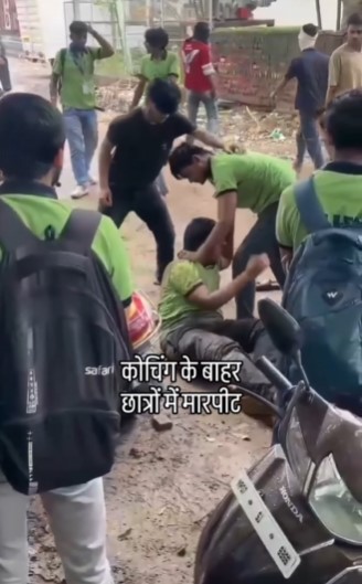 ग्वालियर में कोचिंग सेंटर के बाहर छात्रों में लात-घूंसे, वीडियो वायरल