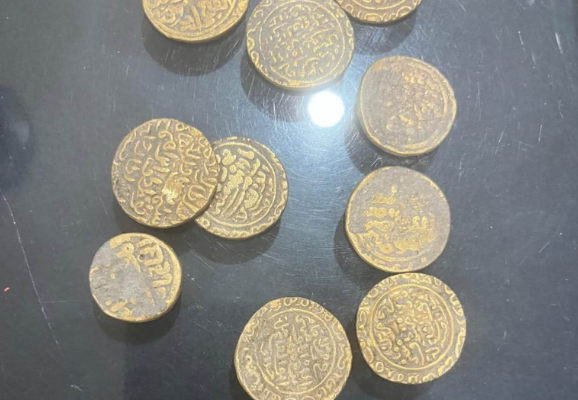 अलीगढ़ के गांव में पानी की पाइपलाइन खुदाई के दौरान निकले सोने के सिक्के