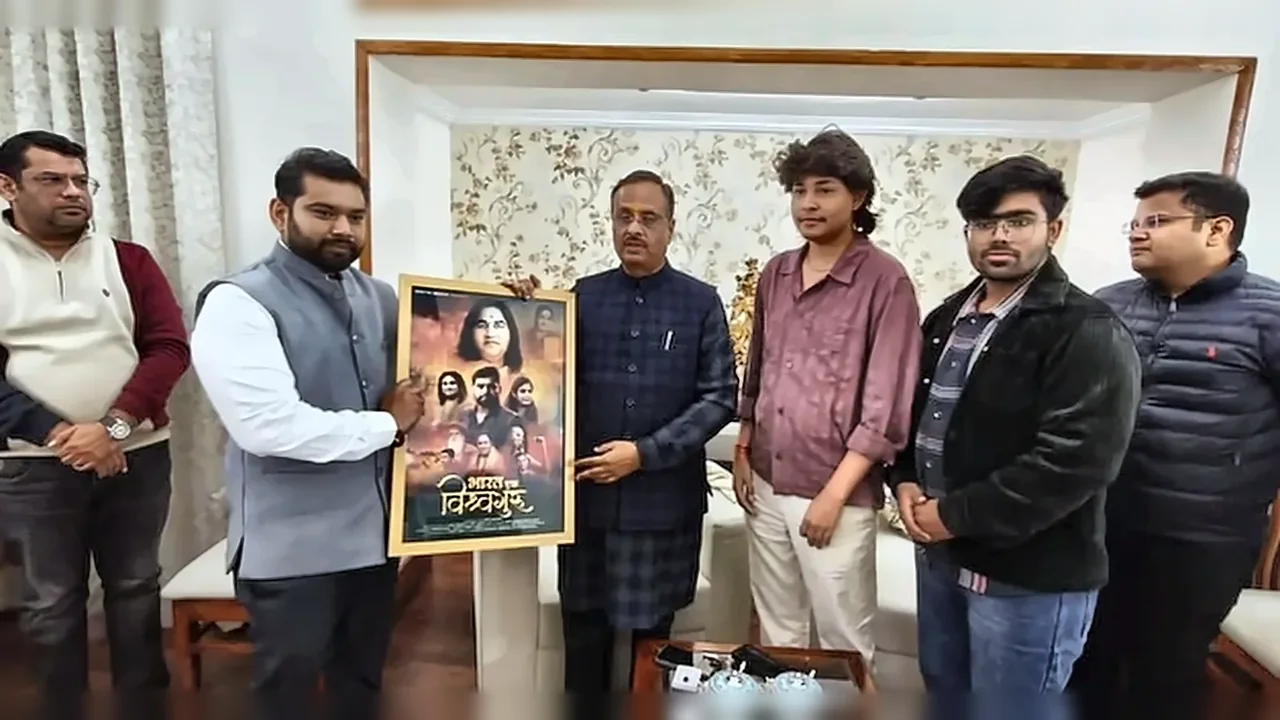 Bintin Media team presenting the Bharat Ek Vishwaguru documentary poster