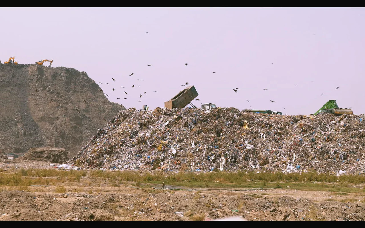 I Am Garbage silent documentary landfill frame